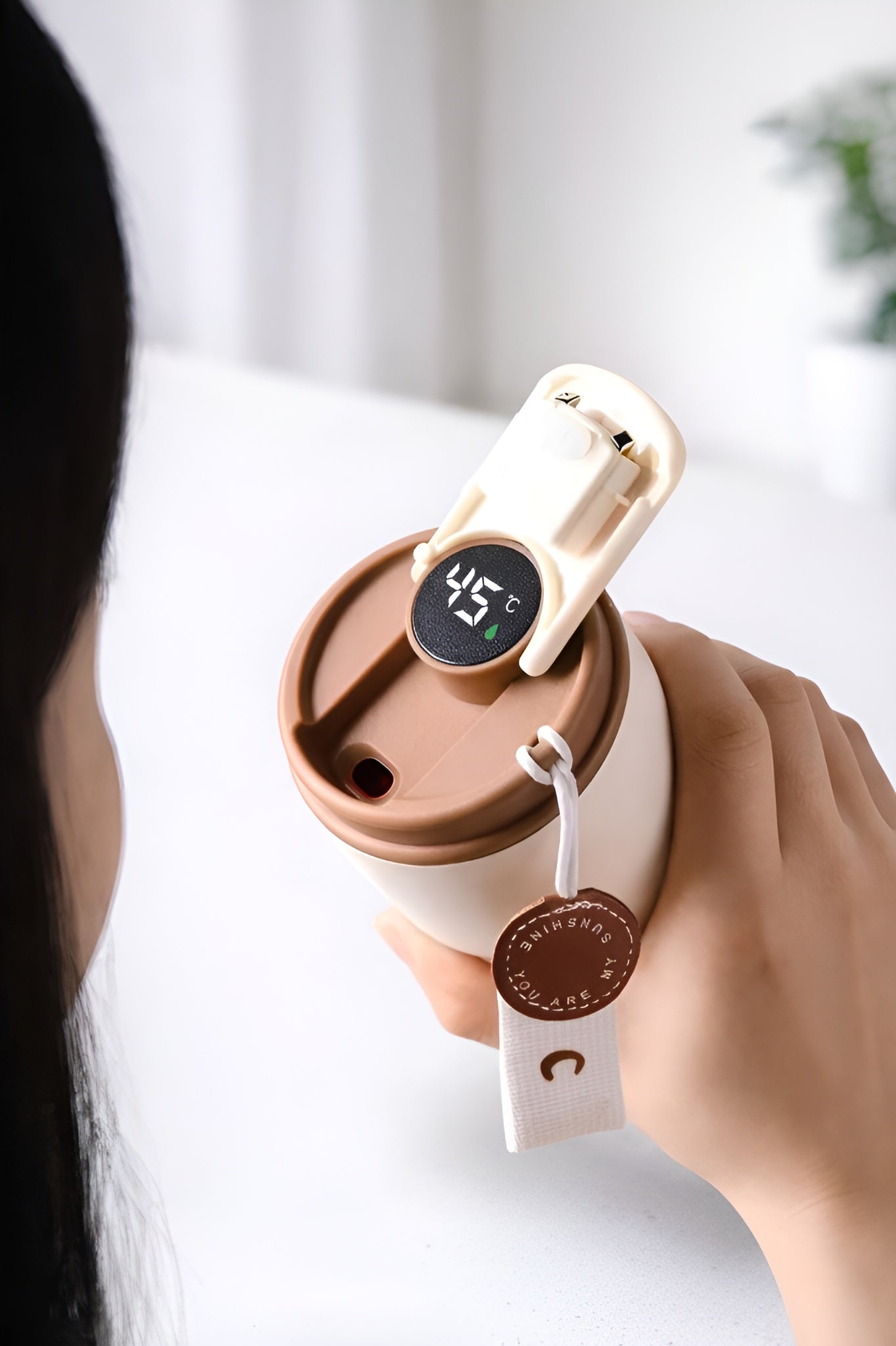 Temperature display water bottle__Cream